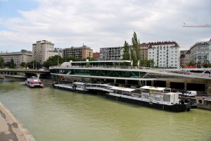 Del Fabro - kroatische Weinverkostung im Motto am Fluss